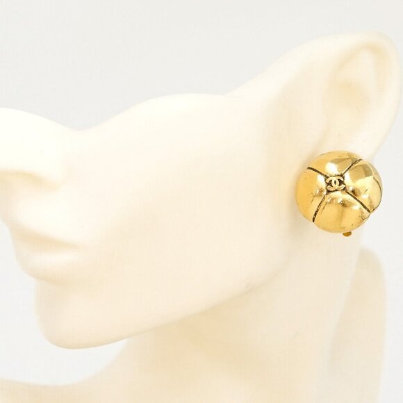 CHANEL CC Logos Vintage Clip-On Earrings Gold Tone Auth h1132-7 - Picture 2 of 5